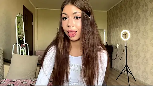 Snapshot of You_Club_Winx chatting on June 7, 8:30 am You Club Winx online show from June 7, 8:30 am