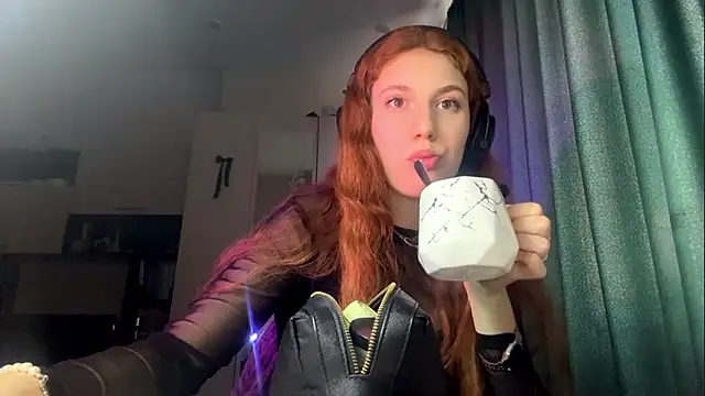 Snapshot of AliceCarrol chatting on February 16, 2:16 pm AliceCarrol online show from February 16, 2:16 pm