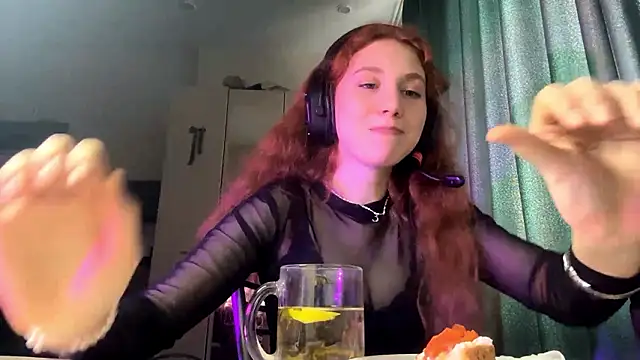 Snapshot of AliceCarrol chatting on February 24, 12:28 pm AliceCarrol online show from February 24, 12:28 pm