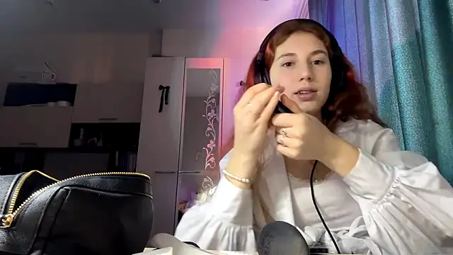 Snapshot of AliceCarrol chatting on March 1, 2:39 pm AliceCarrol online show from March 1, 2:39 pm