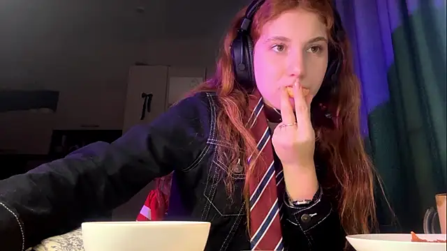 Snapshot of AliceCarrol chatting on February 26, 2:28 pm AliceCarrol online show from February 26, 2:28 pm