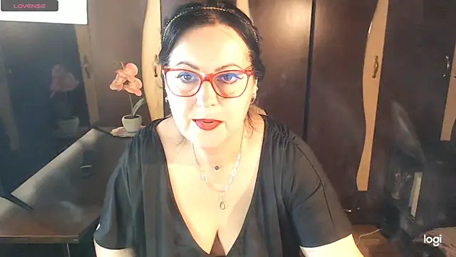 Snapshot of exiMIlf chatting on April 19, 11:00 am exiMIlf online show from April 19, 11:00 am