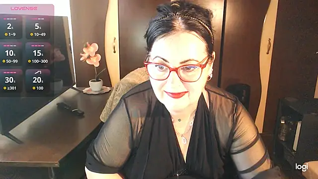 Snapshot of exiMIlf chatting on June 8, 10:49 am exiMIlf online show from June 8, 10:49 am