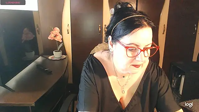 exiMIlf online show from April 17, 1:25 pm