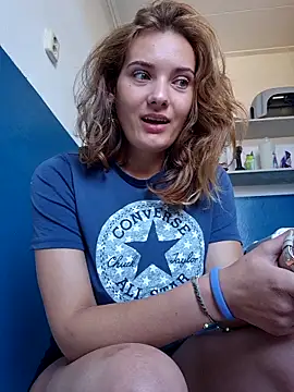 sweetsophie69 online show from April 22, 1:07 pm