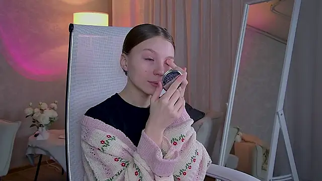 ElliFrankenweenie online show from March 6, 6:30 am