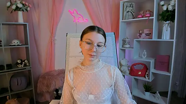 ElliFrankenweenie online show from March 7, 6:20 am