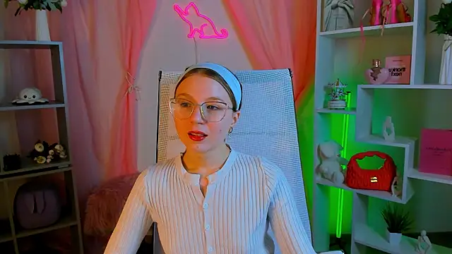 ElliFrankenweenie online show from March 12, 7:12 am