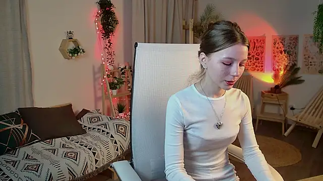 ElliFrankenweenie online show from April 11, 6:10 am