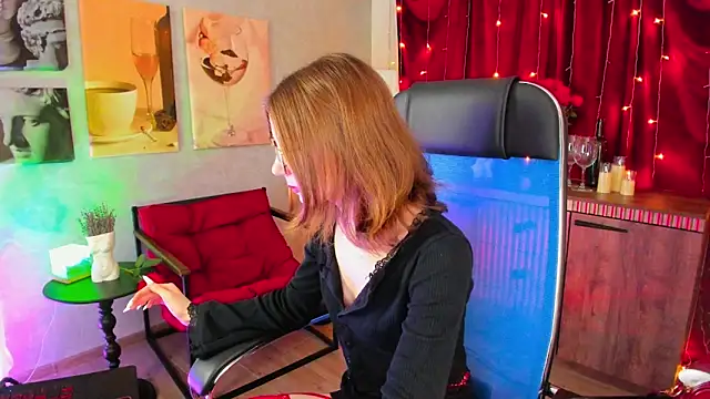 ElliFrankenweenie online show from April 5, 6:20 am