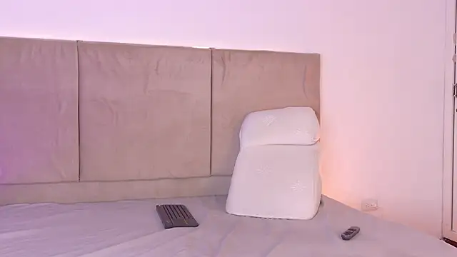 AlexLamunequita online show from April 7, 11:01 am