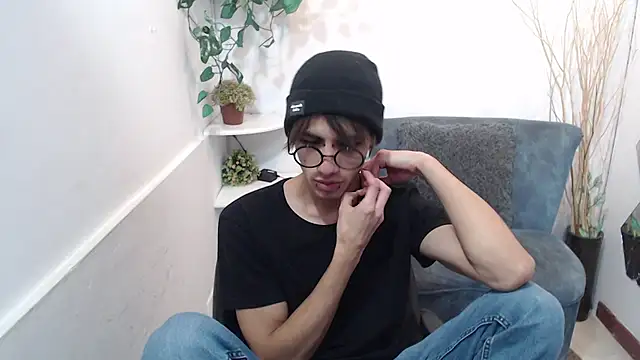 AaronBeer  online show from February 28, 11:43 am