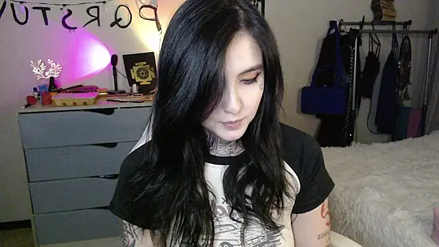 Snapshot of Rin_Tozier chatting on June 9, 8:32 pm Rin Tozier online show from June 9, 8:32 pm