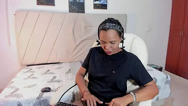 samaraa smith1 online show from April 15, 12:32 pm