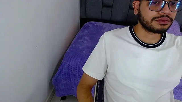 Snapshot of J_black_ chatting on February 19, 9:01 pm J black online show from February 19, 9:01 pm