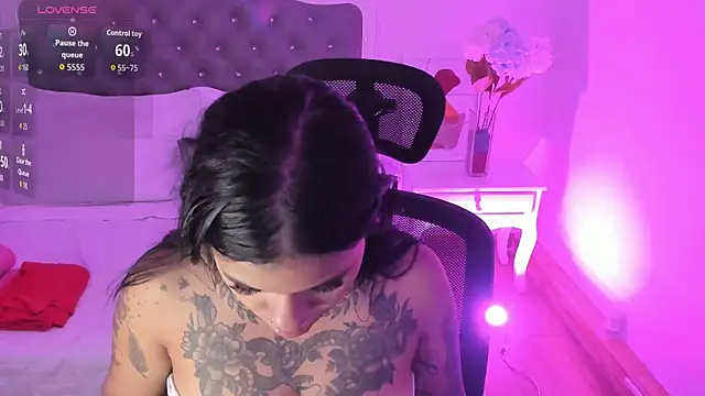 Snapshot of Aisha_Haddad chatting on February 19, 2:25 pm Aisha Haddad online show from February 19, 2:25 pm