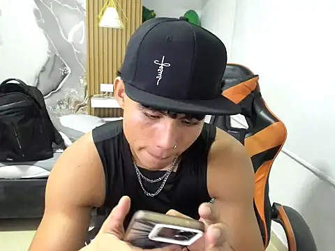 marcus dick    online show from August 6, 3:56 am