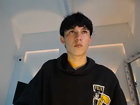 jullian ricci online show from April 8, 8:54 pm