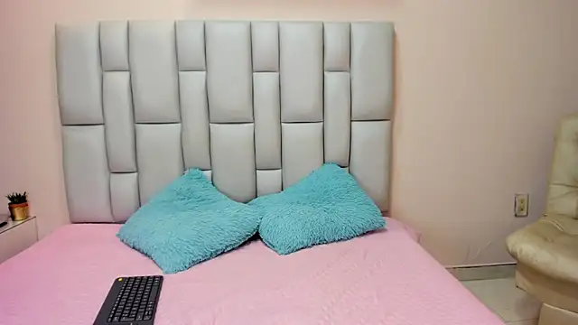 Snapshot of sugar_doll1 chatting on February 20, 10:55 pm sugar doll1 online show from February 20, 10:55 pm