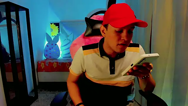 Top and bottom online show from April 6, 8:43 pm