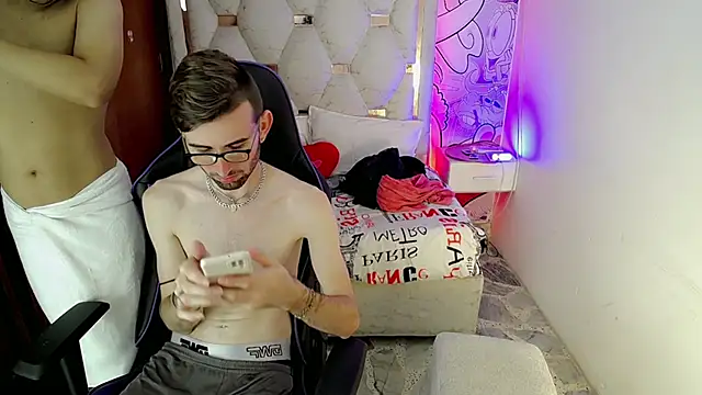 Top and bottom online show from March 19, 8:09 pm