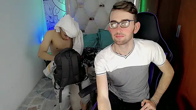 Top and bottom online show from February 19, 8:06 pm