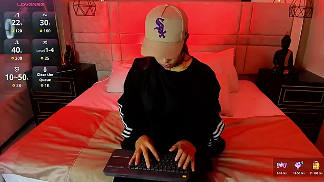 Snapshot of CloheBell chatting on May 8, 8:45 pm CloheBell online show from May 8, 8:45 pm
