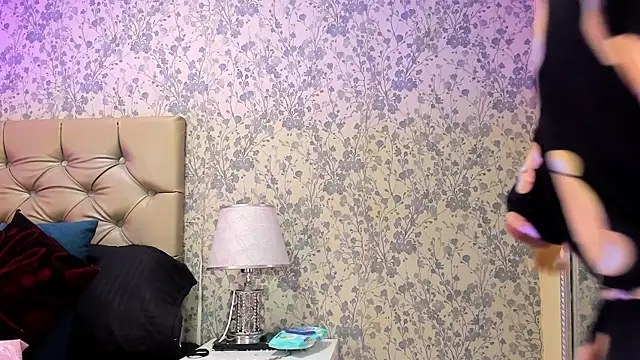 Snapshot of CloheBell chatting on February 17, 12:02 pm CloheBell online show from February 17, 12:02 pm