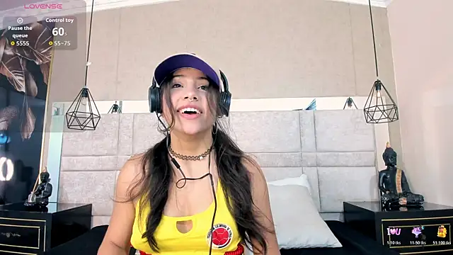 Snapshot of CloheBell chatting on May 3, 8:45 pm CloheBell online show from May 3, 8:45 pm