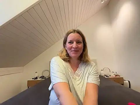 Snapshot of Busenwunder1280 chatting on February 14, 7:30 am Busenwunder1280 online show from February 14, 7:30 am