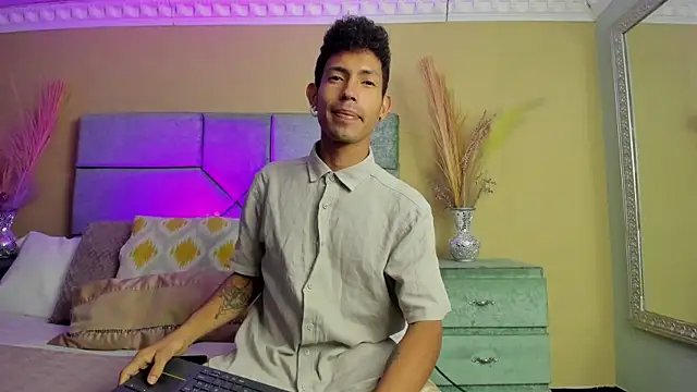 NoaahTylor online show from May 13, 4:08 am