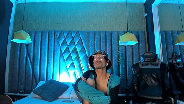 NoaahTylor online show from May 30, 3:57 am