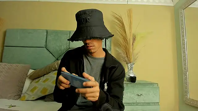 NoaahTylor online show from May 16, 10:36 am
