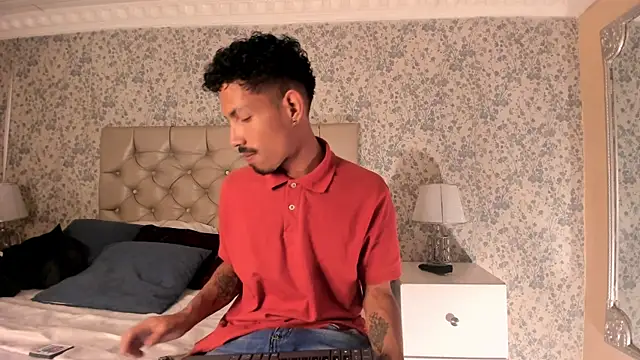 NoaahTylor online show from April 7, 4:03 am