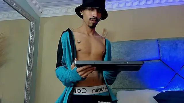 NoaahTylor online show from June 21, 4:40 am