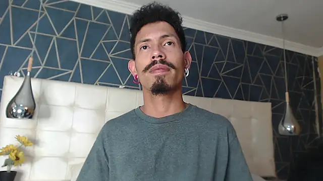 NoaahTylor online show from February 12, 8:19 pm