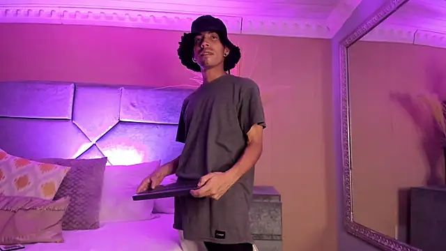 NoaahTylor online show from May 17, 3:50 am