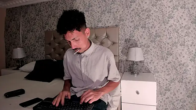 NoaahTylor online show from April 10, 2:07 am