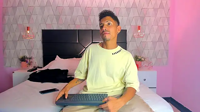 NoaahTylor online show from May 23, 8:30 pm