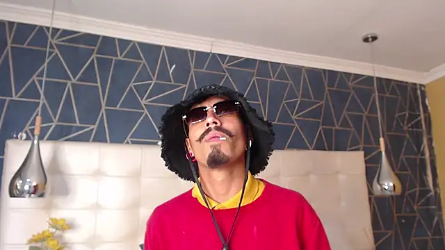 NoaahTylor online show from February 15, 7:02 pm