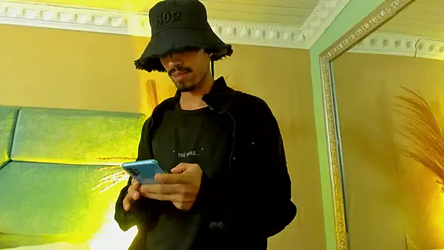 NoaahTylor online show from June 19, 4:18 am