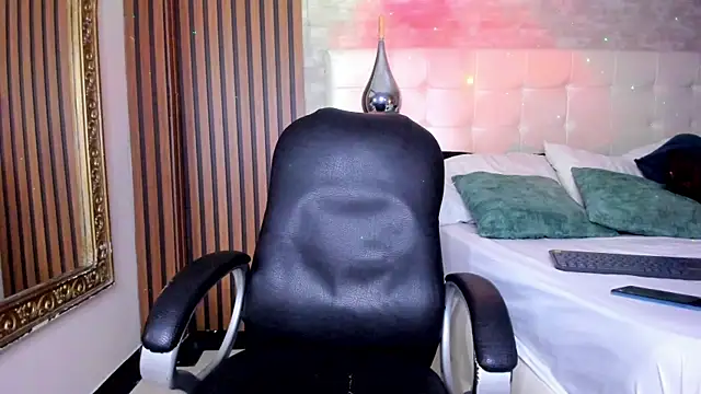NoaahTylor online show from May 7, 4:17 am