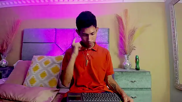 NoaahTylor online show from May 3, 9:51 pm