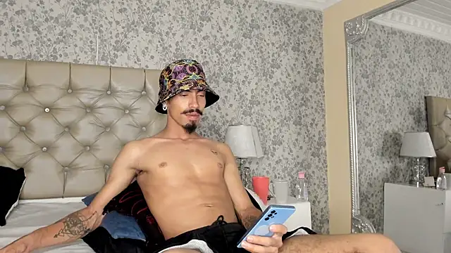 NoaahTylor online show from April 1, 8:26 am