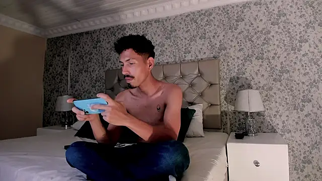 NoaahTylor online show from April 11, 2:52 am