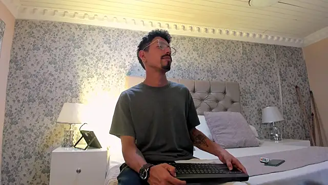 NoaahTylor online show from July 14, 4:28 am