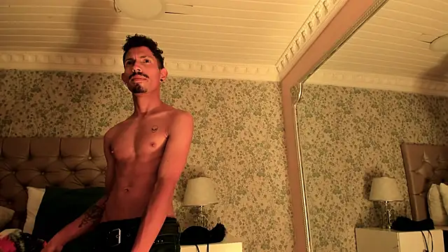 NoaahTylor online show from April 18, 4:04 am