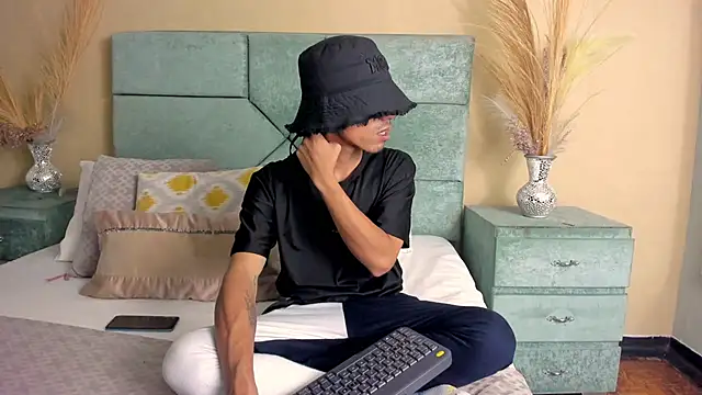 NoaahTylor online show from May 16, 4:44 am