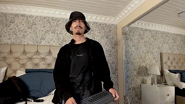 NoaahTylor online show from April 19, 4:35 am