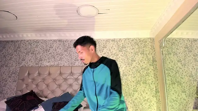 NoaahTylor online show from April 9, 4:14 am